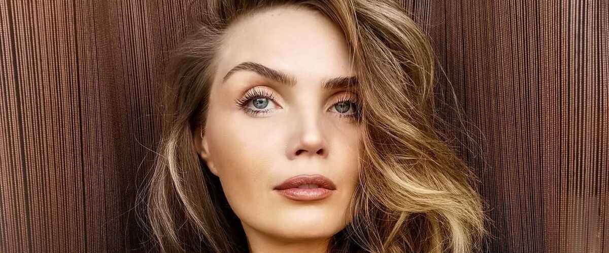 Kim Feenstra deelt spiegelfoto van haar ‘mommy body’ in lingerie op Instagram