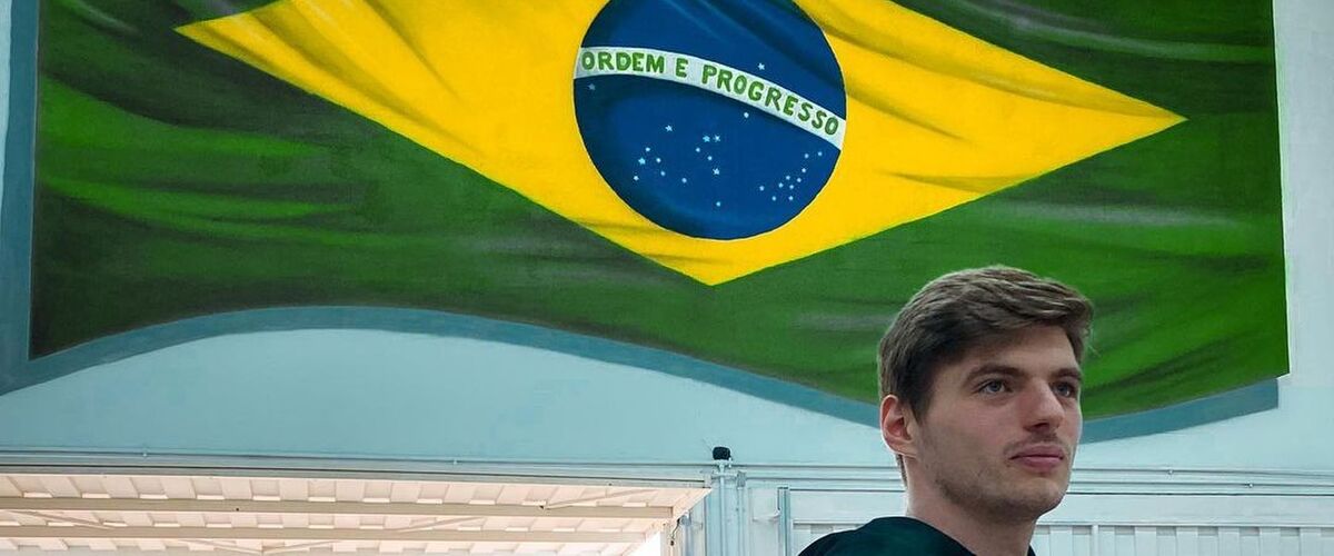 Max Verstappen toont zijn speciale helm voor de race in Brazilië