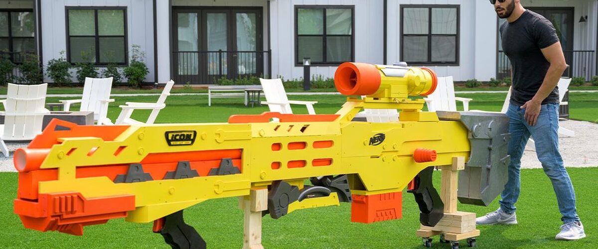 Man breekt wereldrecord met ’s werelds grootste Nerf Gun