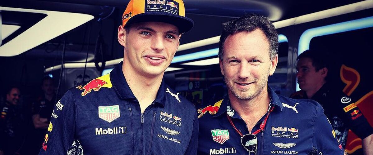 Christian Horner (Red Bull Racing) grapt en biedt Nicholas Latifi een cadeau aan