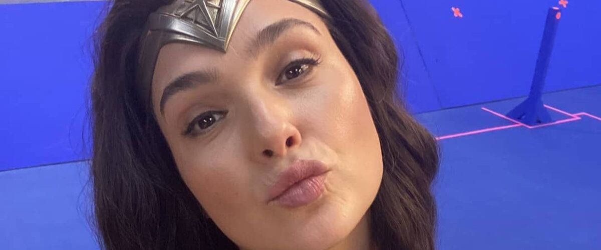 Gal Gadot viert jubileum in haar Wonder Woman-pakje