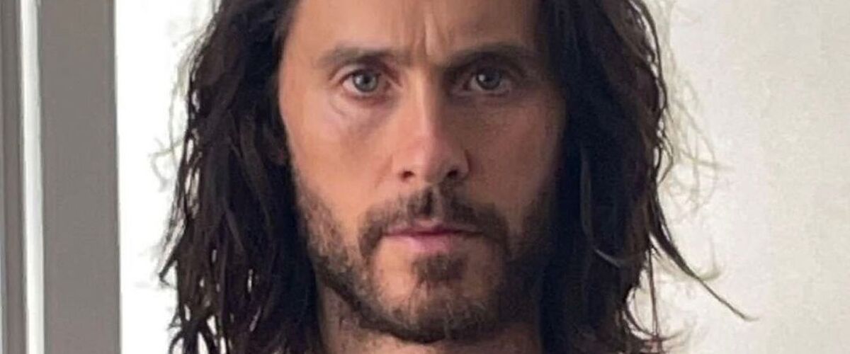 Jared Leto viert 50e verjaardag en blaast fans omver met bizar afgetraind lichaam