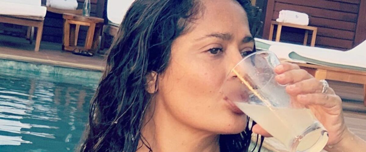 Actrice Salma Hayek (55) laat met bikinifoto zien wat ze in huis heeft