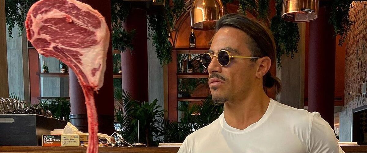 Manager Salt Bae doet schokkende onthulling over zijn Golden Tomahawk Steak