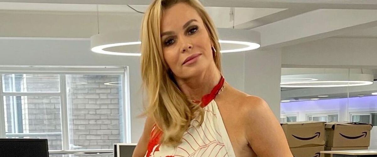 Amanda Holden kust knappe vrouwelijke collega onder de ‘mistletoe’