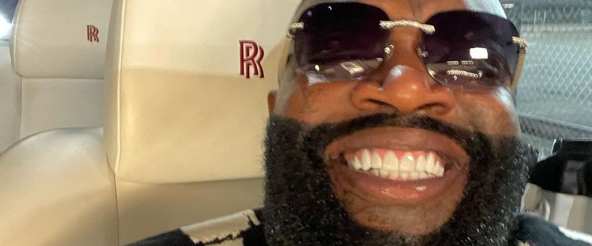 Rick Ross heeft een vermogen van $55 miljoen maar bespaart geld door zijn eigen gazon te maaien