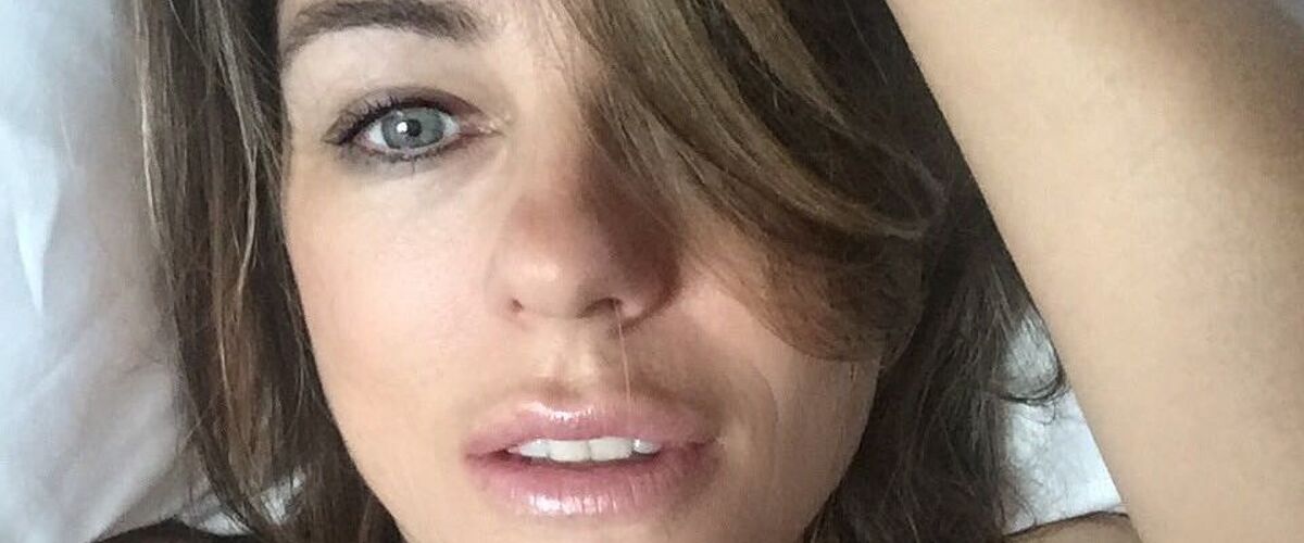 Elizabeth Hurley (56) is net zo fit als vroeger en bewijst dat met gewaagde Instagram-foto’s