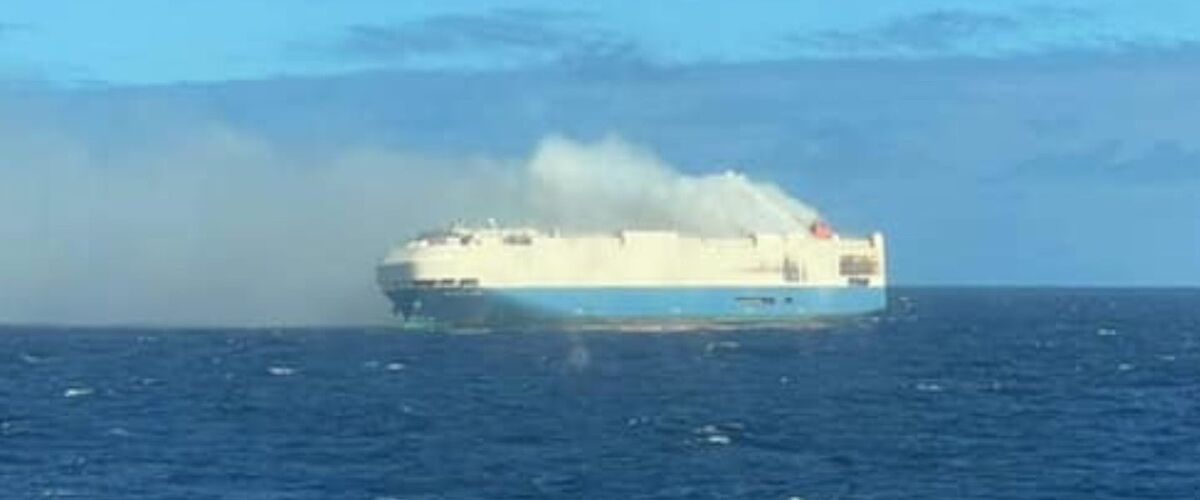 Schip vol met nieuwe Porsches vliegt in brand op zee