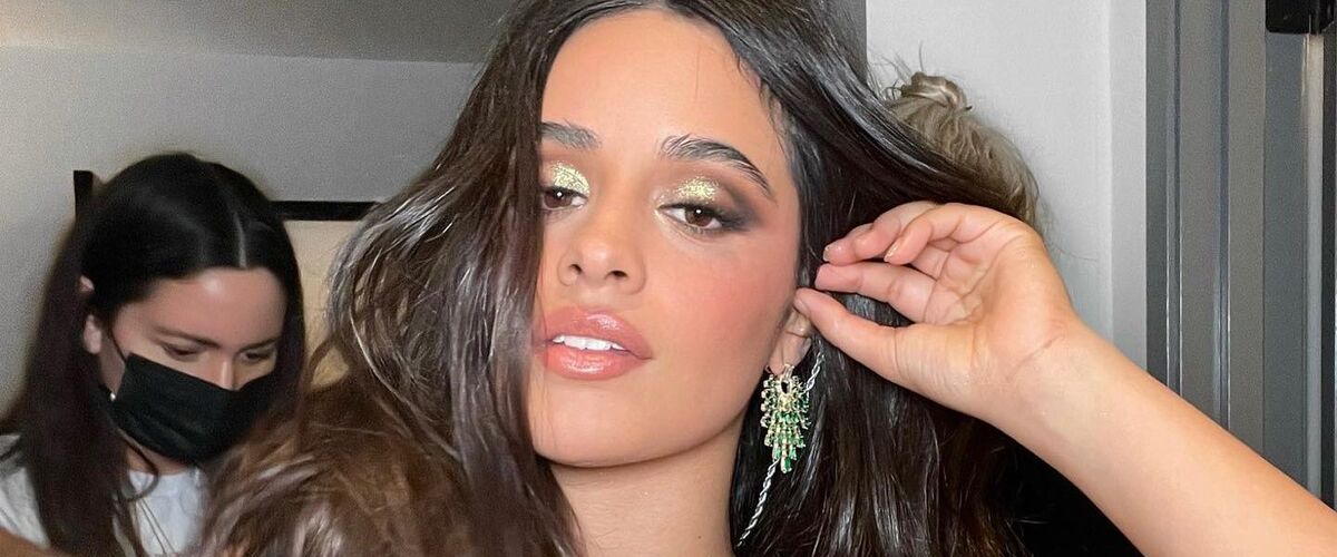 Camila Cabello haar blousje hangt open en maakt blunder op live tv