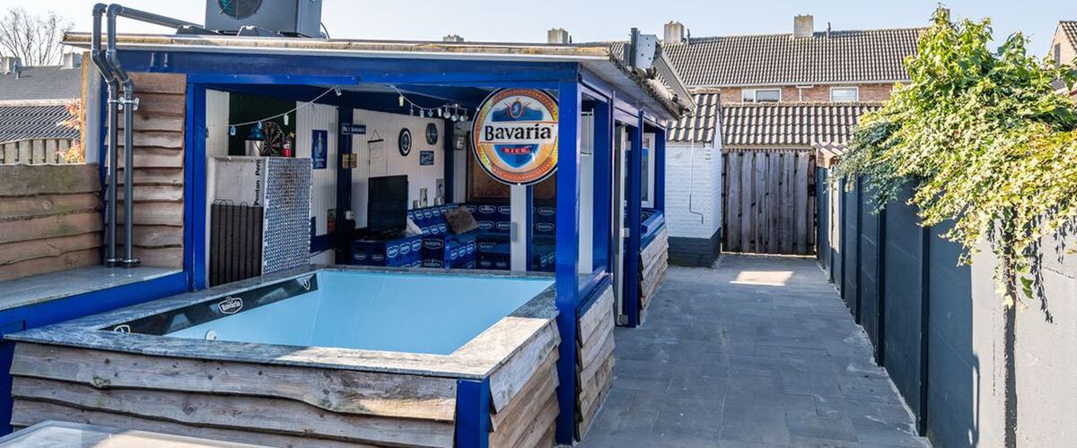 Geniale woning met hele Bavaria-bar & jacuzzi staat te koop in Helmond (Funda)