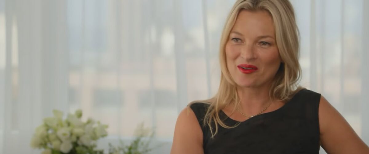 Kate Moss gaat uit de kleren en bewijst dat leeftijd slechts een getal is