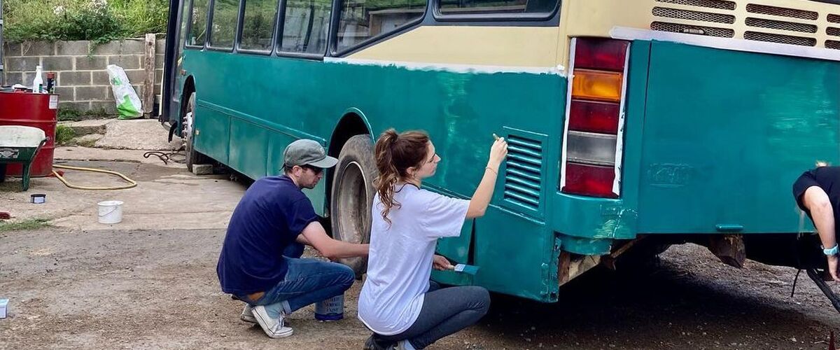 Luke (37) tovert een oude bus om tot prachtige woning met een klein budget