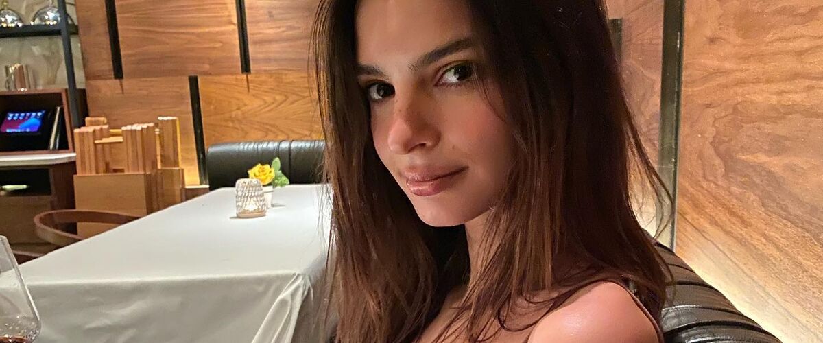 Emily Ratajkowski gaat volledig uit de kleren en imiteert haar geliefde hond