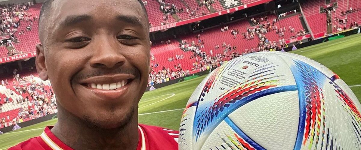 Steven Bergwijn rijdt in één van de opvallendste auto’s van het land