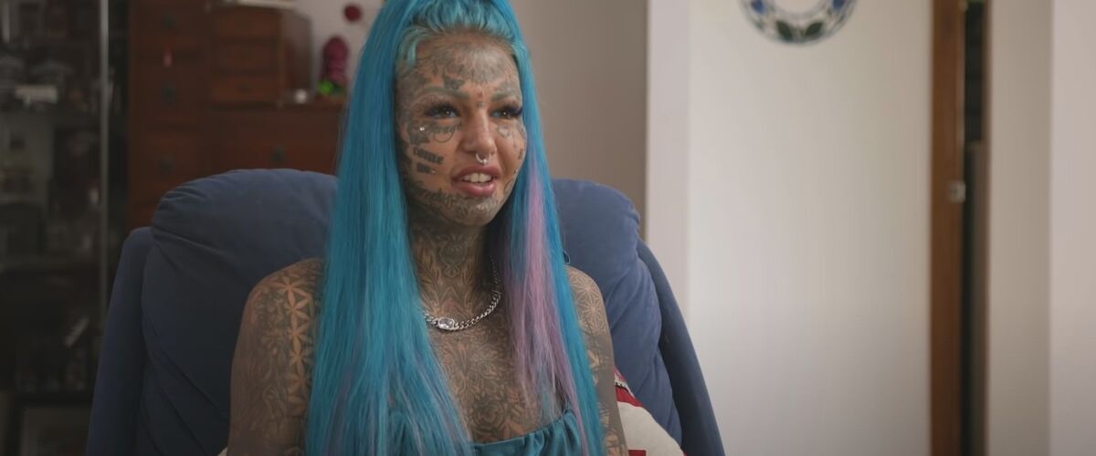 Bizarre transformatie: dame laat voor één dag al haar tattoos verdwijnen