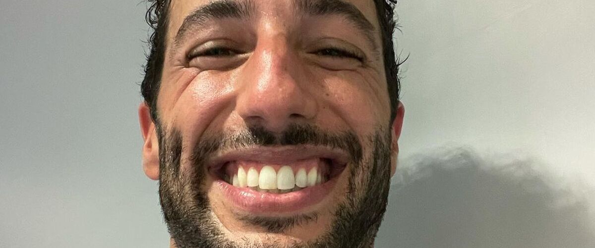 Hilarisch: Daniel Ricciardo verschijnt met enorme Lando Norris-tattoo op persconferentie