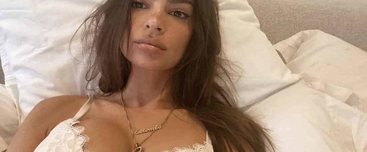 Emily Ratajkowski gaat topless en deelt foto met sensuele tanlines op Instagram