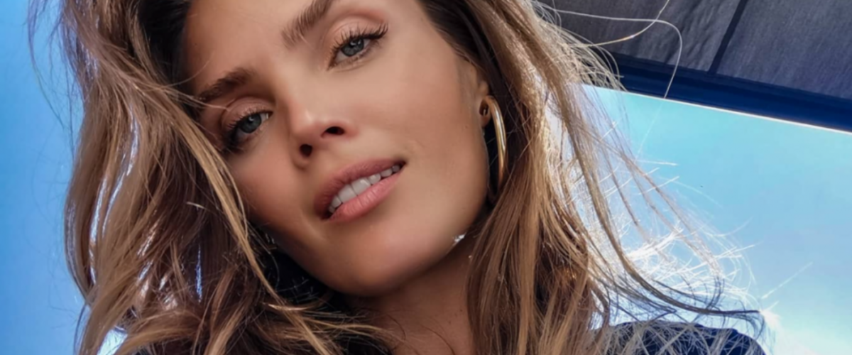 Kim Feenstra deelt heel pikante reeks foto’s in hotelkamer