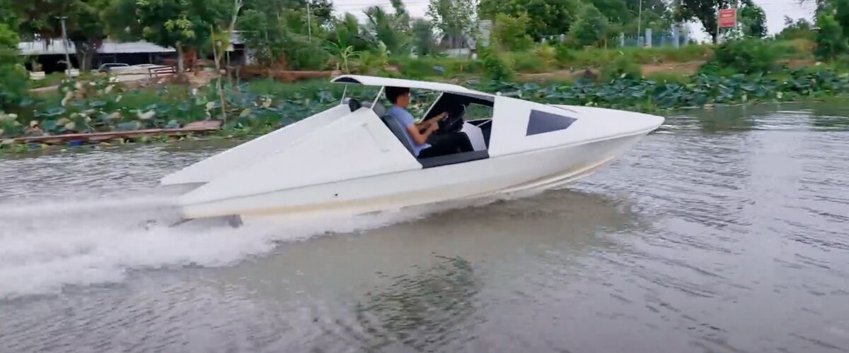 Man bouwt in slechts 90 dagen een leipe speedboot (gemaakt van schroot) en scheurt ermee over het water