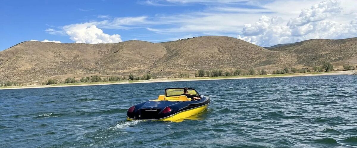 Video: vrienden bouwen zelf een Porsche-speedboot en scheuren over het water