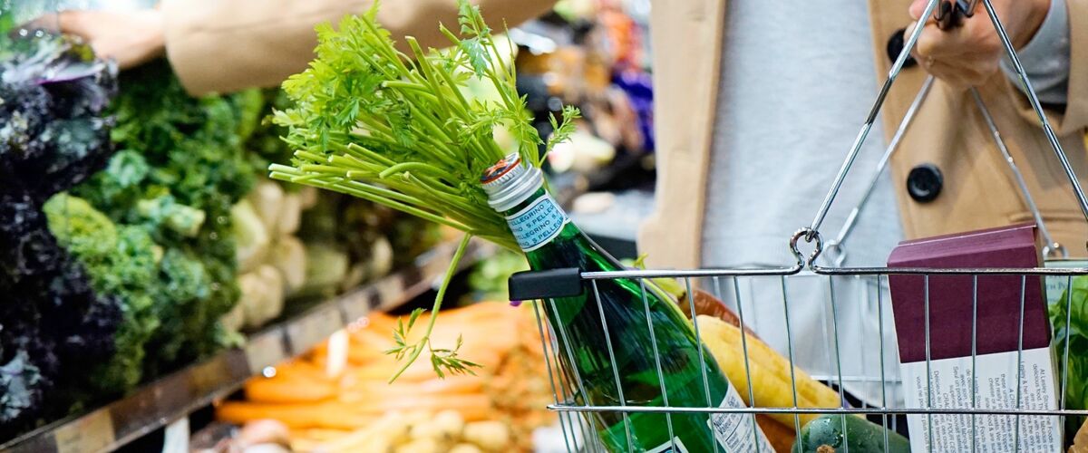 De prijsverschillen van een vol boodschappenmandje bij 6 supermarkten in Nederland