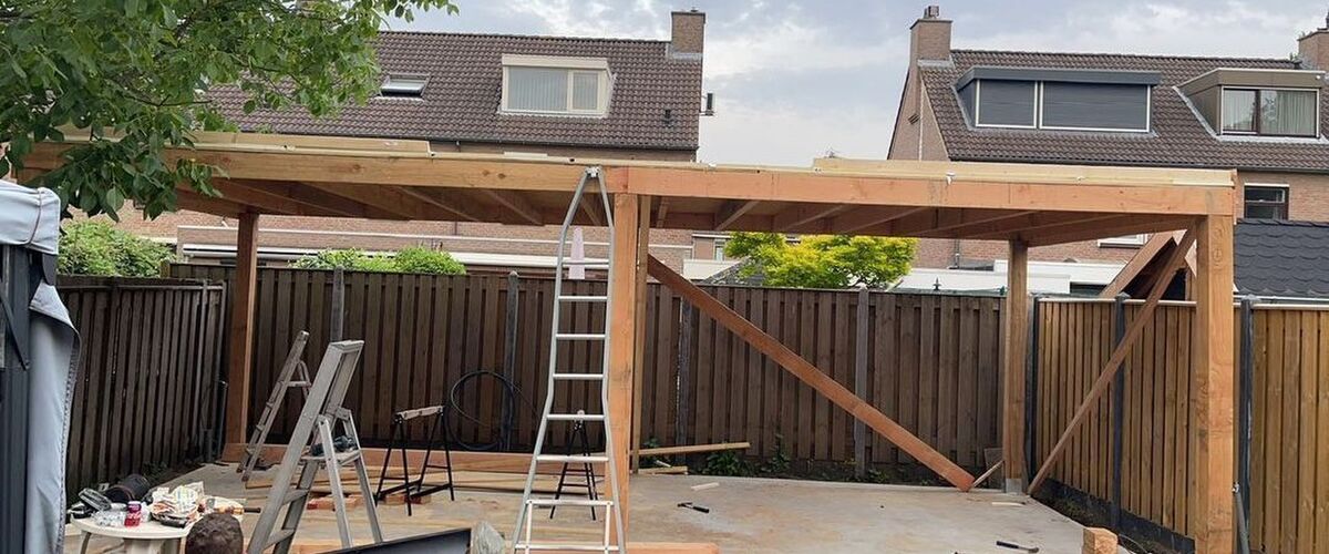 Brabantse Jeroen bouwt speciaal voor het WK voetbal een mancave in de achtertuin