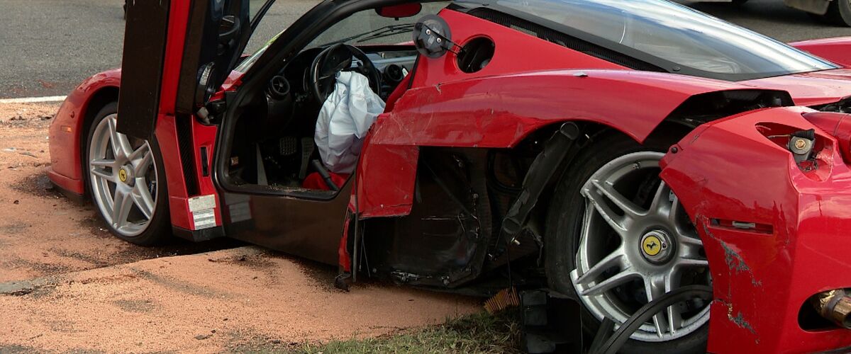 Bezorger van peperdure Ferrari Enzo crasht op weg naar eerste eigenaar