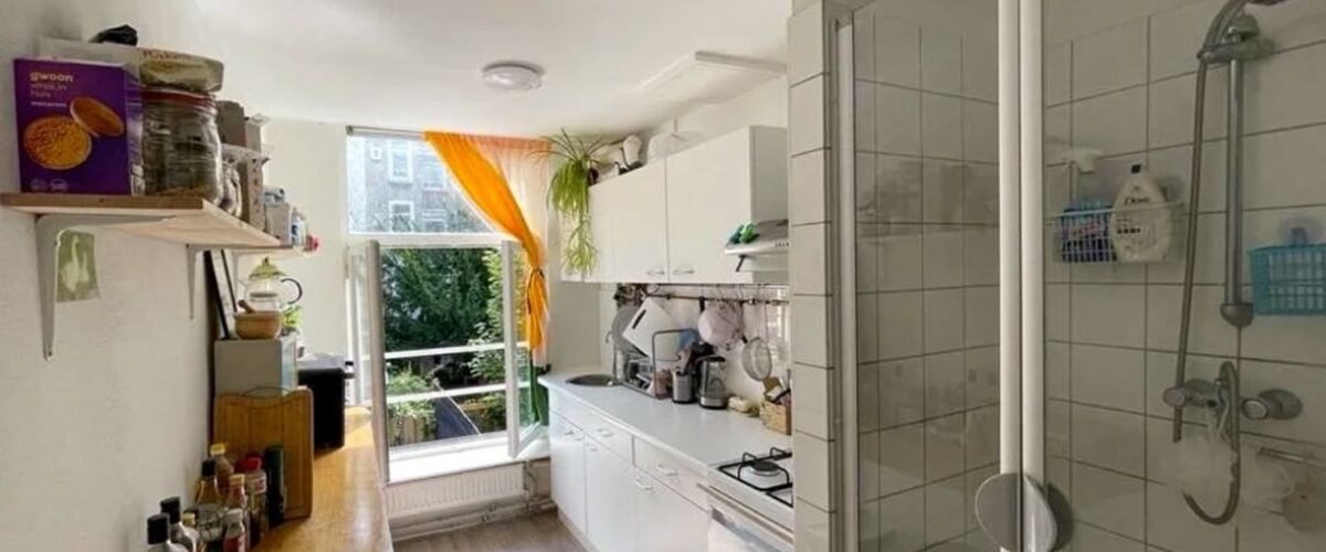 AT5 deelt hilarische advertentie voor mini appartement met de douche in de keuken voor €1600 p/m