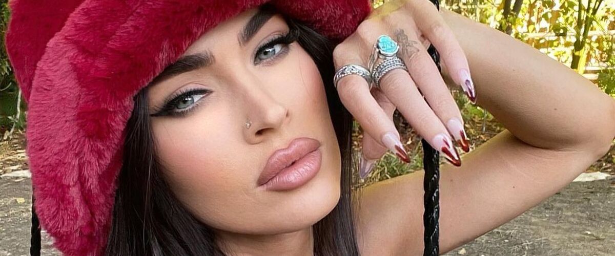 Megan Fox showt decolleté op vurige Instagram-foto’s