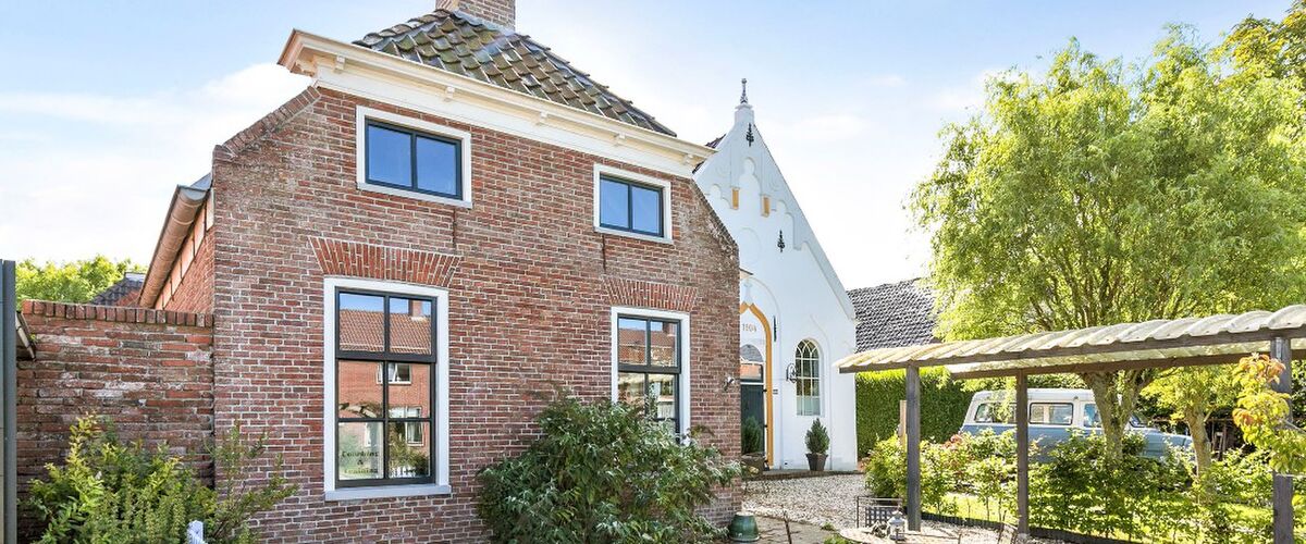 Zeer bijzonder koopje: woning met aparte B&B (omgebouwde kerk) te koop op Funda