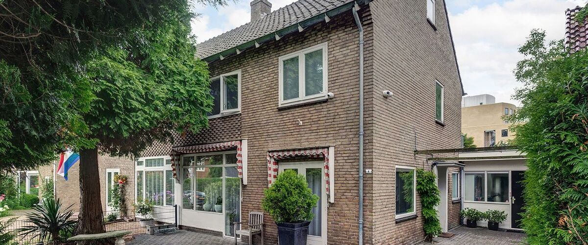 Verkoopster van Funda-woning laat zeer pikant schilderij gewoon hangen voor de foto’s