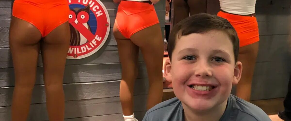 Vader neemt jonge zoon mee naar Hooters door goed rapport