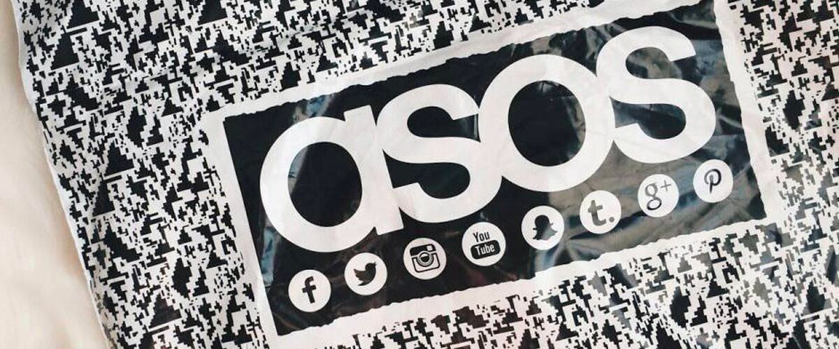 Fans zijn geschokt nu ze erachter komen waar ‘ASOS’ (kledingmerk) voor staat