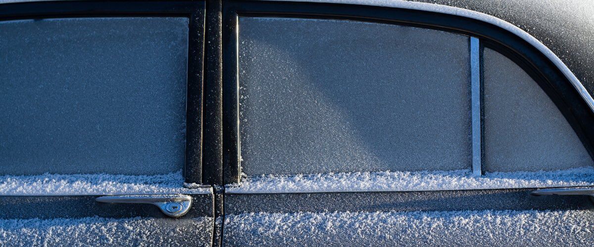 Autoraam niet ijsvrij tijdens het rijden? Zo hoog is de boete