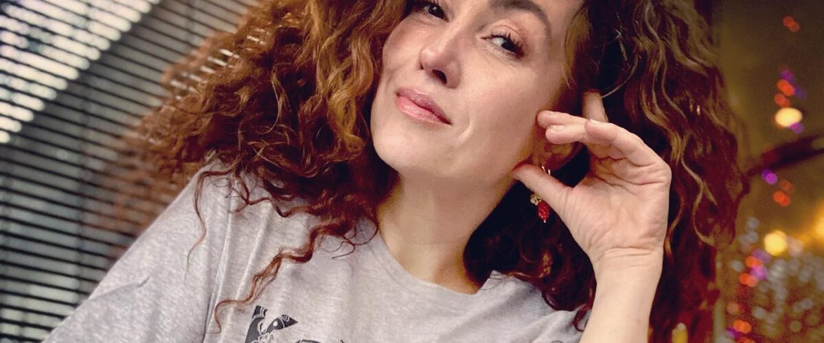 Katja Schuurman deelt oude foto in een doorschijnend shirt zonder bh