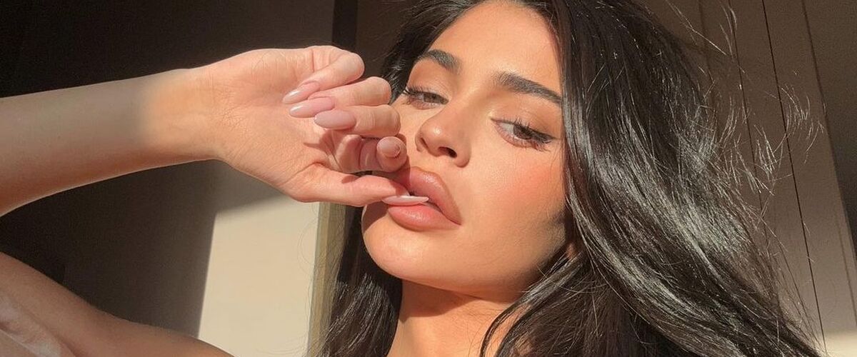 Kylie Jenner maakt Instagram wild met uitdagende foto’s in bh