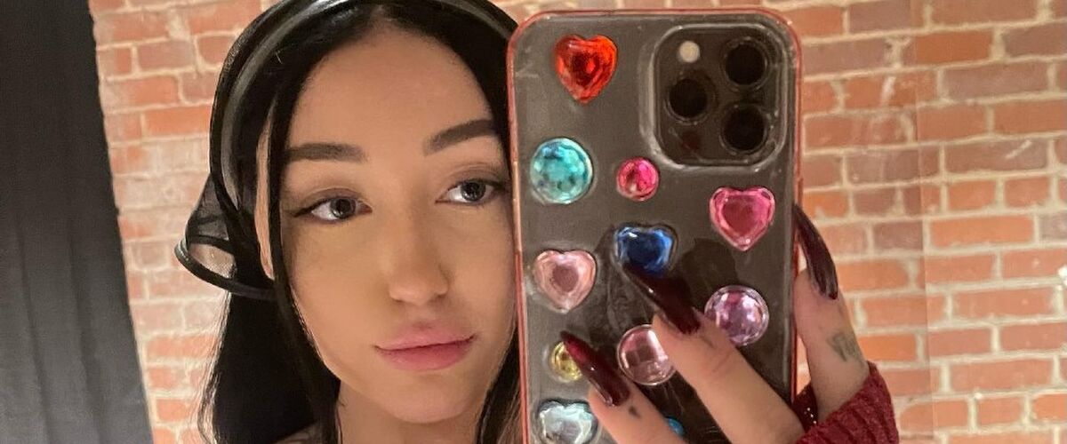 Noah Cyrus (de zus van Miley) deelt topless-foto op Instagram voor haar eigen verjaardag