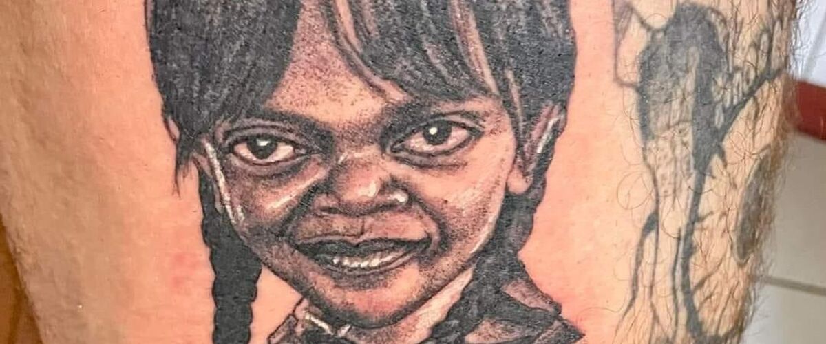 Man neemt tattoo van Wednesday Addams en het internet gaat he-le-maal los