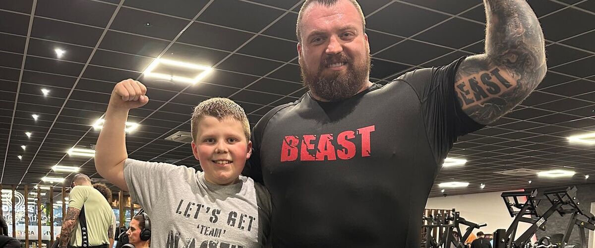 10-jarig zoontje van Eddie Hall bankdrukt indrukwekkend veel kilo’s voor zijn leeftijd