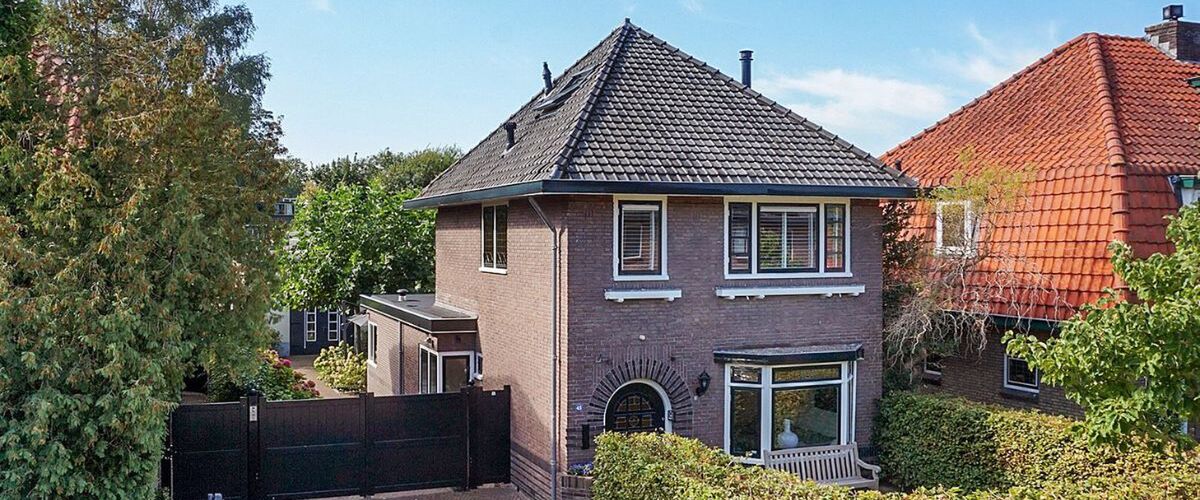 Unieke woning op Funda: heeft deze vrijstaande dertigerjaren villa de mooiste garage van heel Nederland?