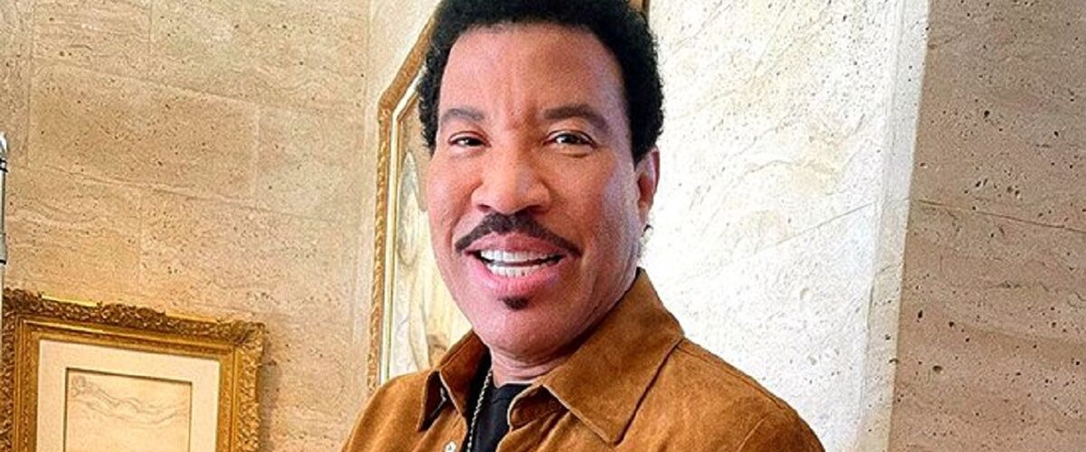 Lionel Richie vertelt hoelang hij het tegenwoordig volhoudt in bed en het is niet ‘All Night Long’