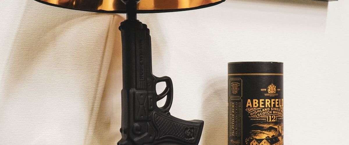 Deze James Bond pistool-lamp staat nu te koop op Bol.com