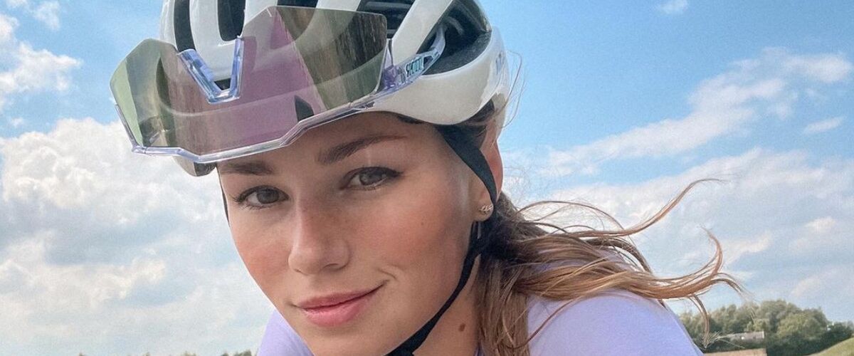 Puck Moonen showt goed getrainde achterste aan heel Instagram