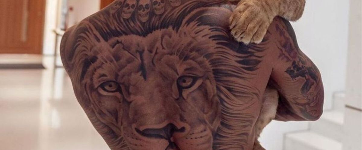 5 voetballers met een vol getatoeëerd lichaam