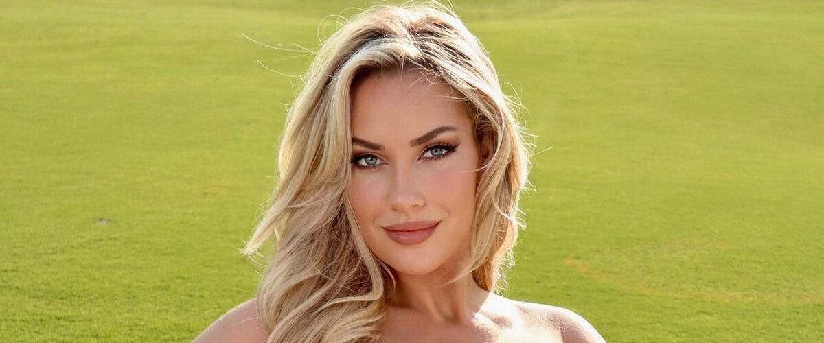 Paige Spiranac duikt zonder kleding in een bad vol golfballen