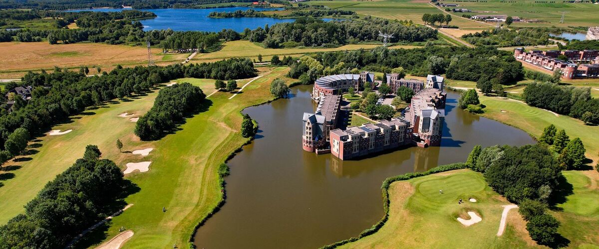 Op Funda staat een héél bijzondere torenwoning te koop met een jacuzzi en golfbaan als achtertuin