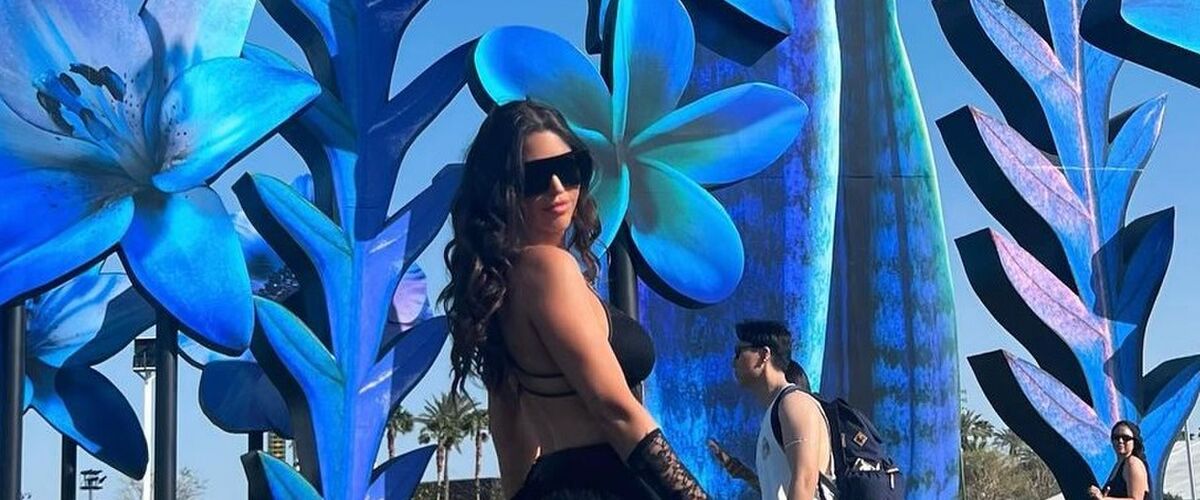 Yolanthe Cabau gaat los op Coachella in een doorschijnende broek