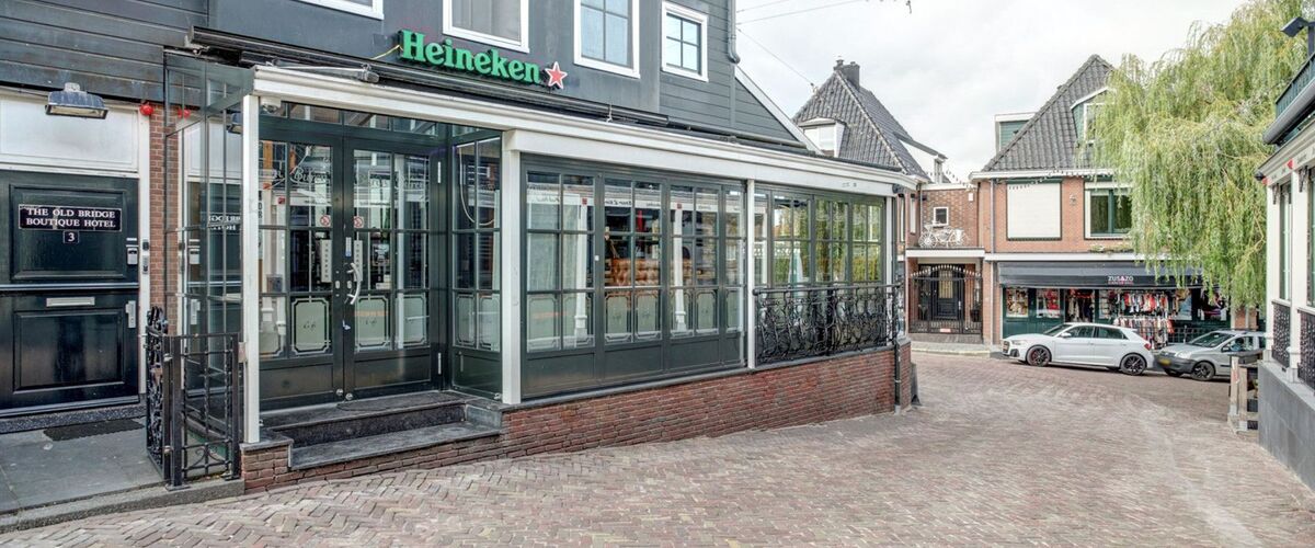 Sonja Bakker zet haar hotel in Volendam te koop