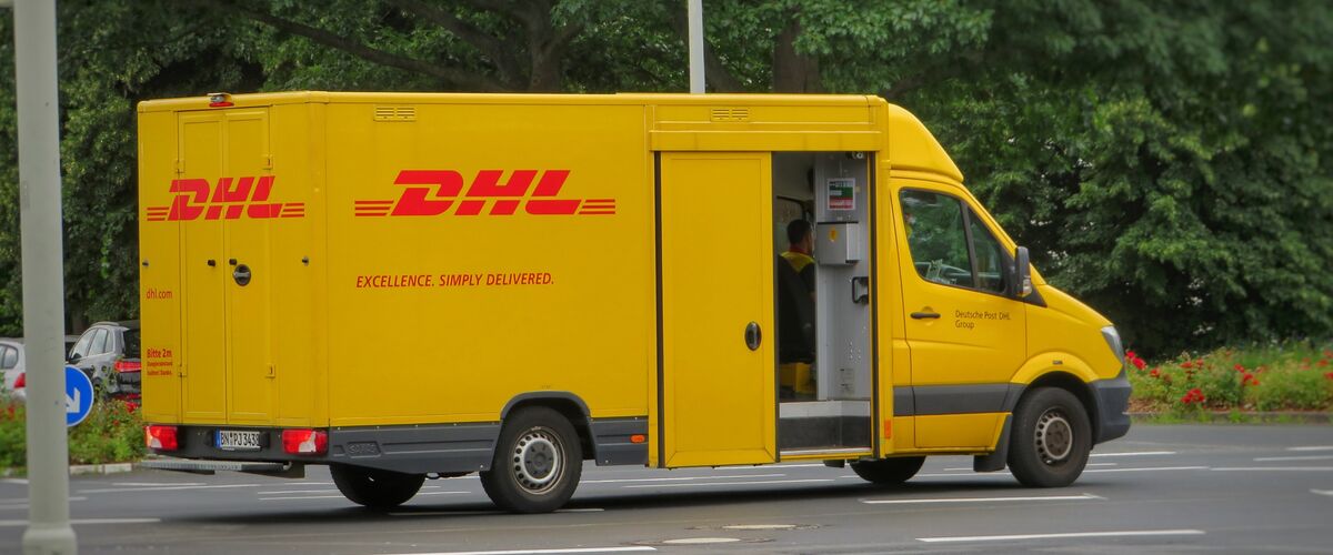 Hoeveel verdient een postbezorger bij PostNL en DHL?