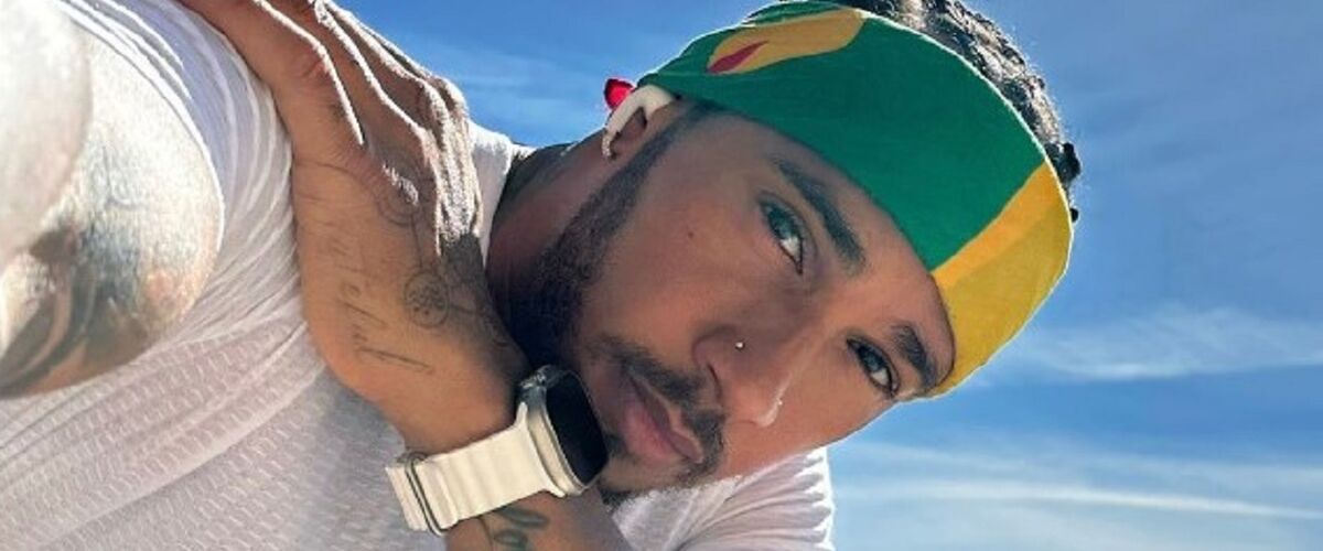 Lewis Hamilton showt indrukwekkende surf skills op Instagram